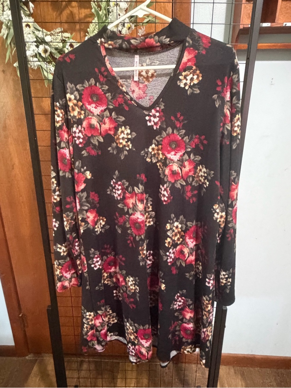 Floral V-Neck Long Sleeve Tunic Dress - Black with Red Floral Print